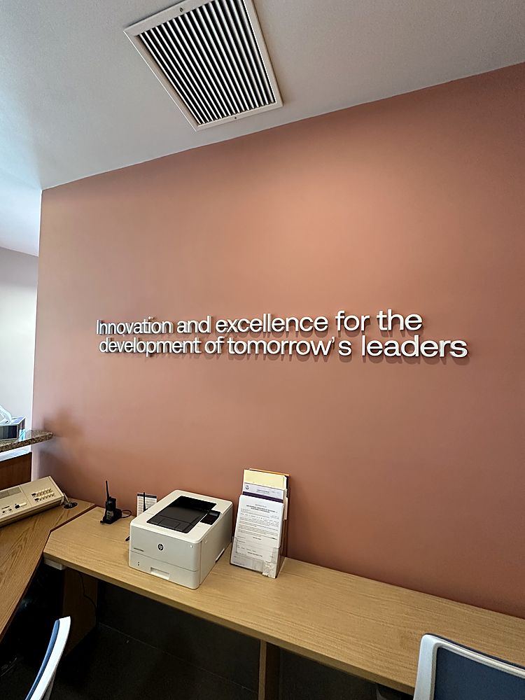 Oxford School frase institucional