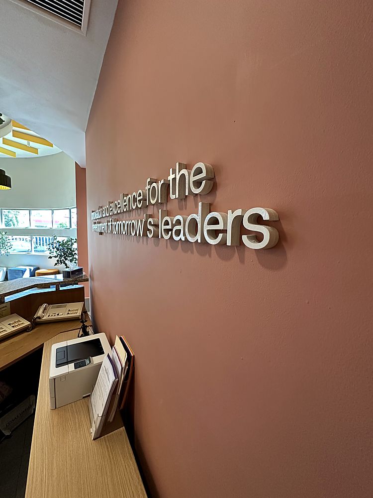 Oxford School letras MDF detalle