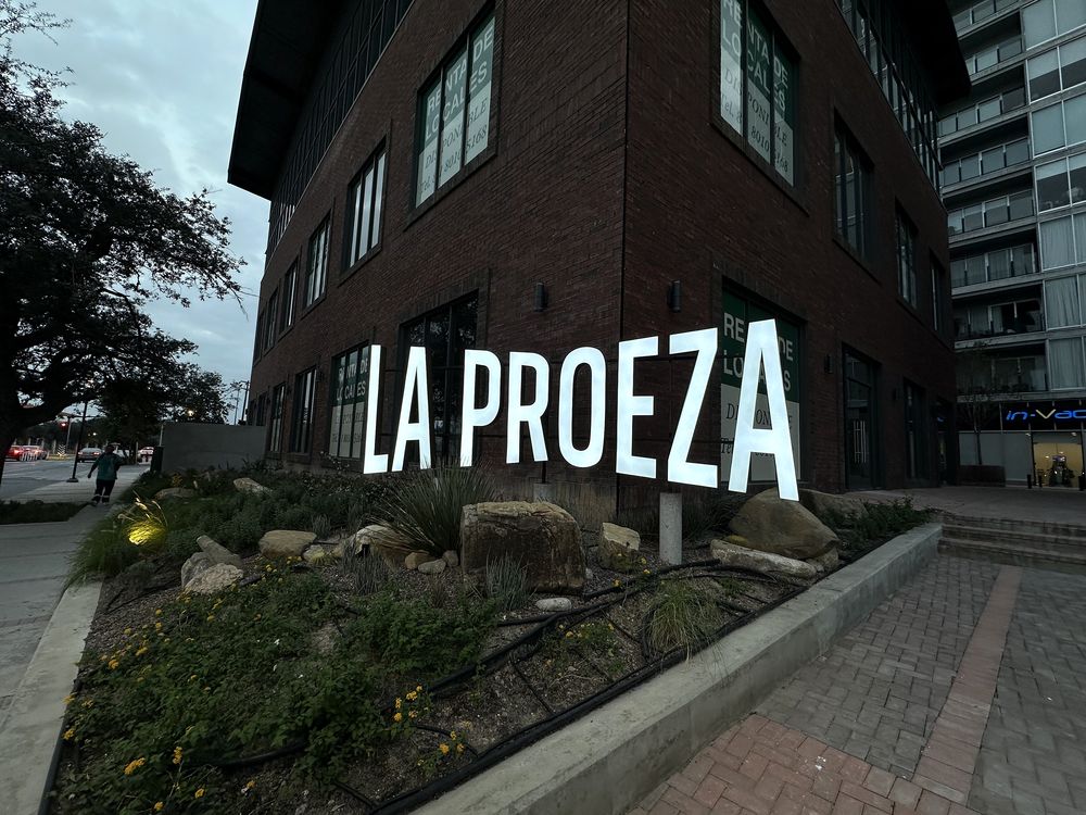 La Proeza - letrero de fachada