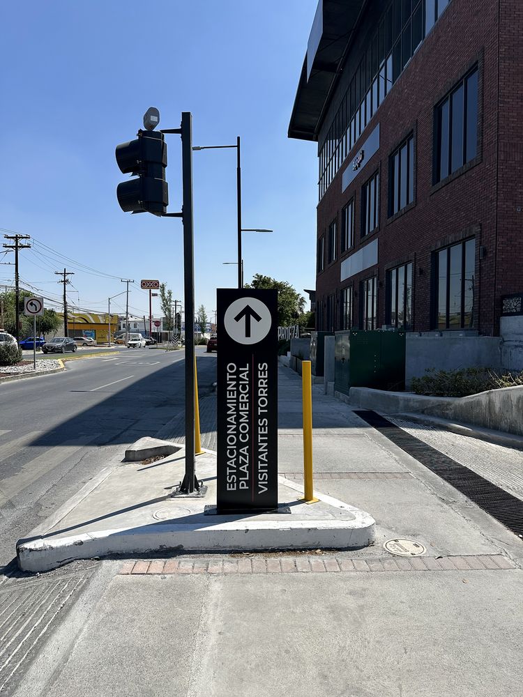 La Proeza tótem estacionamiento